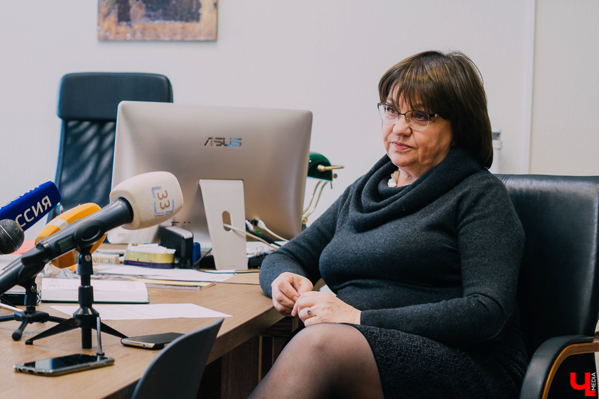 ВСМЗ встал на тропу войны с «некомпетентными и не профессиональными», экскурсоводами. Сейчас проект по лицензированию частных гидов в доработке. Им придется сдавать экзамены на профпригодность