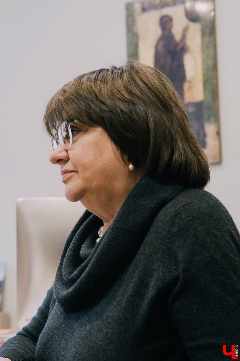 ВСМЗ встал на тропу войны с «некомпетентными и не профессиональными», экскурсоводами. Сейчас проект по лицензированию частных гидов в доработке. Им придется сдавать экзамены на профпригодность