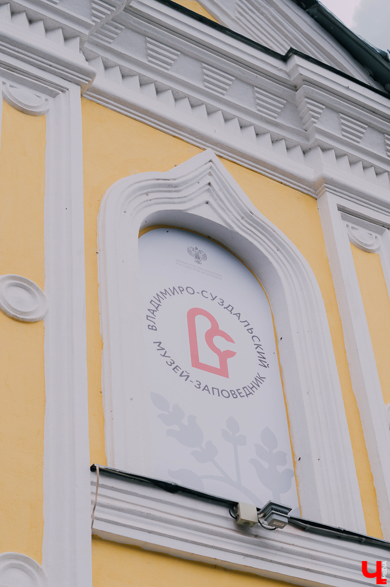 ВСМЗ встал на тропу войны с «некомпетентными и не профессиональными», экскурсоводами. Сейчас проект по лицензированию частных гидов в доработке. Им придется сдавать экзамены на профпригодность