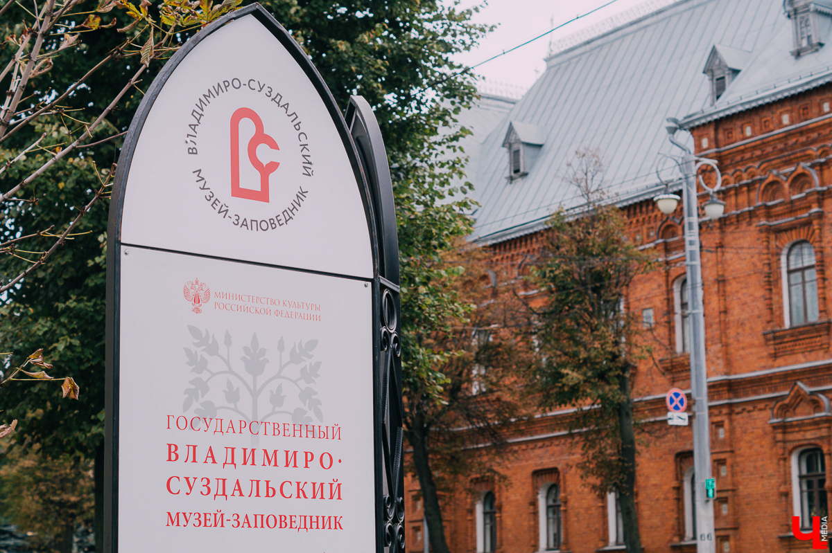 ВСМЗ встал на тропу войны с «некомпетентными и не профессиональными», экскурсоводами. Сейчас проект по лицензированию частных гидов в доработке. Им придется сдавать экзамены на профпригодность