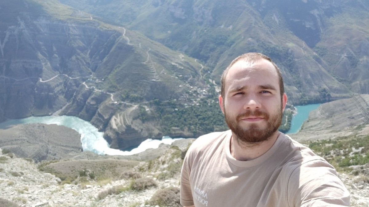 Даниил Крылов уже второй год подряд путешествует автостопом с целью посетить как можно больше разных боксерских клубов. На этот раз владимирец отправился на Кавказ. Как встретили народы горячих кровей нашего земляка и какие приключения его ожидали? Об этом спортсмен рассказал “Ключ-Медиа”