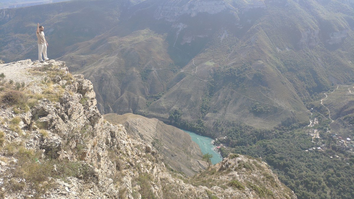 Даниил Крылов уже второй год подряд путешествует автостопом с целью посетить как можно больше разных боксерских клубов. На этот раз владимирец отправился на Кавказ. Как встретили народы горячих кровей нашего земляка и какие приключения его ожидали? Об этом спортсмен рассказал “Ключ-Медиа”