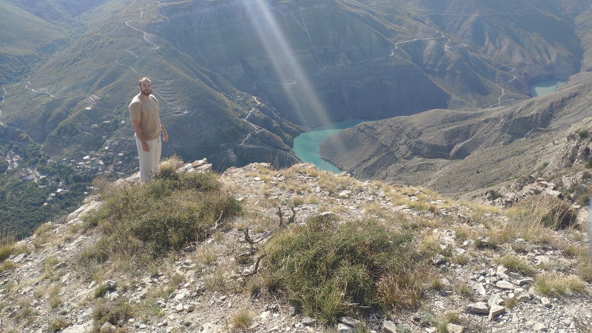 Даниил Крылов уже второй год подряд путешествует автостопом с целью посетить как можно больше разных боксерских клубов. На этот раз владимирец отправился на Кавказ. Как встретили народы горячих кровей нашего земляка и какие приключения его ожидали? Об этом спортсмен рассказал “Ключ-Медиа”