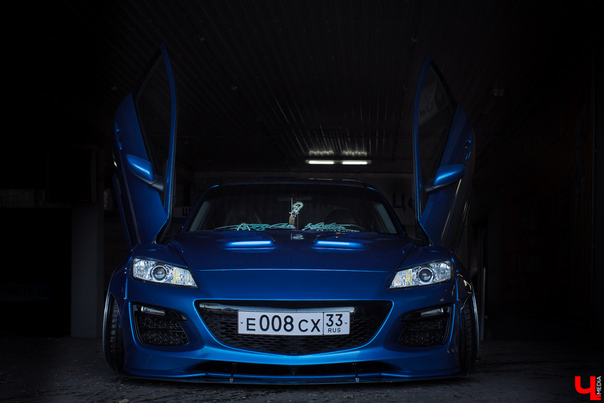 Mazda RX-8 - спортивная японская машина. Когда ее двери поднимаются вверх, она как будто взлетает. К тому же мощный двигатель позволяет ей даже при полной загрузке парить словно птица. В сегодняшнем тюнинг-обзоре о своем роскошном автомобиле нам рассказал Дмитрий Сорокин