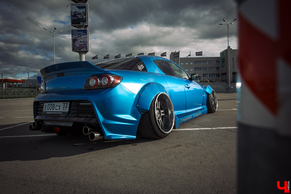 Mazda RX-8 - спортивная японская машина. Когда ее двери поднимаются вверх, она как будто взлетает. К тому же мощный двигатель позволяет ей даже при полной загрузке парить словно птица. В сегодняшнем тюнинг-обзоре о своем роскошном автомобиле нам рассказал Дмитрий Сорокин