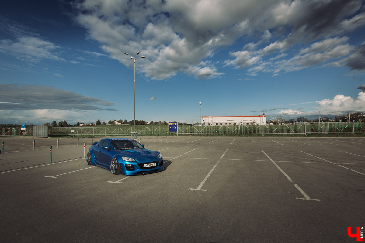 Mazda RX-8 - спортивная японская машина. Когда ее двери поднимаются вверх, она как будто взлетает. К тому же мощный двигатель позволяет ей даже при полной загрузке парить словно птица. В сегодняшнем тюнинг-обзоре о своем роскошном автомобиле нам рассказал Дмитрий Сорокин