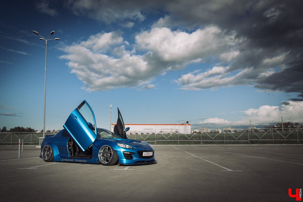 Mazda RX-8 - спортивная японская машина. Когда ее двери поднимаются вверх, она как будто взлетает. К тому же мощный двигатель позволяет ей даже при полной загрузке парить словно птица. В сегодняшнем тюнинг-обзоре о своем роскошном автомобиле нам рассказал Дмитрий Сорокин