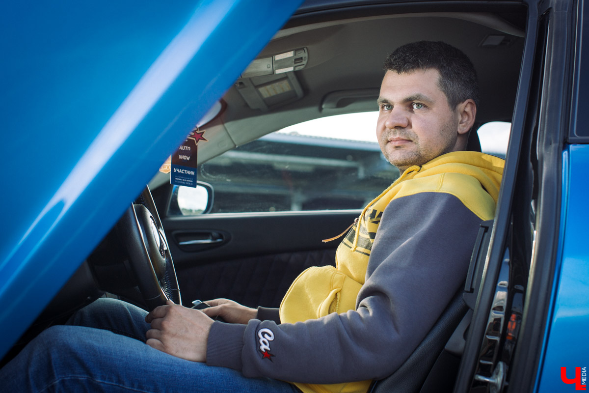 Mazda RX-8 - спортивная японская машина. Когда ее двери поднимаются вверх, она как будто взлетает. К тому же мощный двигатель позволяет ей даже при полной загрузке парить словно птица. В сегодняшнем тюнинг-обзоре о своем роскошном автомобиле нам рассказал Дмитрий Сорокин