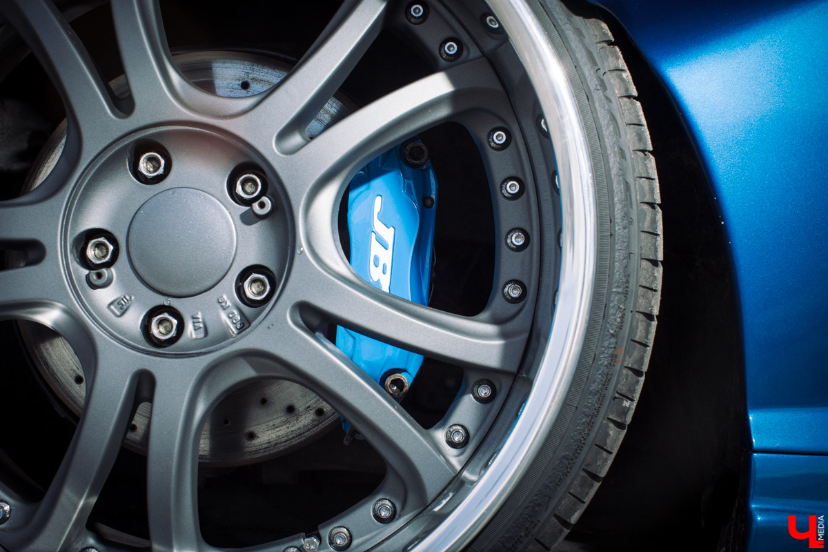 Mazda RX-8 - спортивная японская машина. Когда ее двери поднимаются вверх, она как будто взлетает. К тому же мощный двигатель позволяет ей даже при полной загрузке парить словно птица. В сегодняшнем тюнинг-обзоре о своем роскошном автомобиле нам рассказал Дмитрий Сорокин