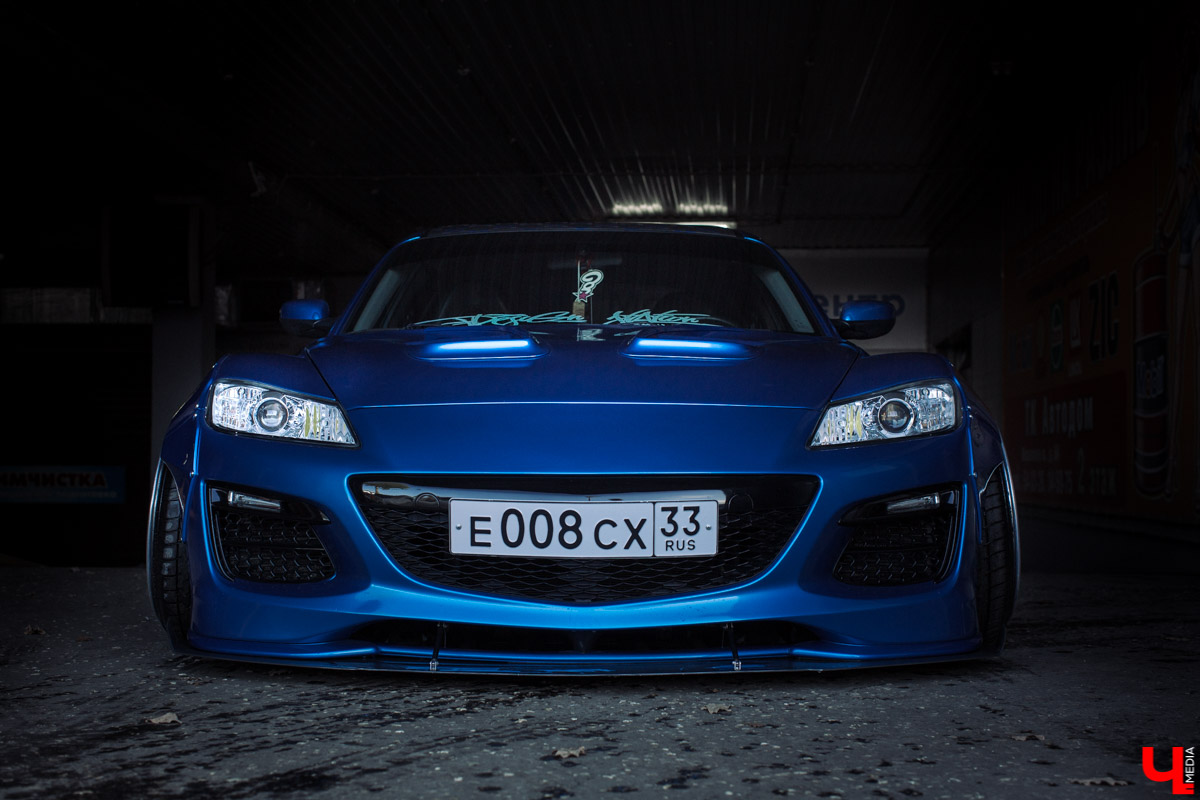 Mazda RX-8 - спортивная японская машина. Когда ее двери поднимаются вверх, она как будто взлетает. К тому же мощный двигатель позволяет ей даже при полной загрузке парить словно птица. В сегодняшнем тюнинг-обзоре о своем роскошном автомобиле нам рассказал Дмитрий Сорокин