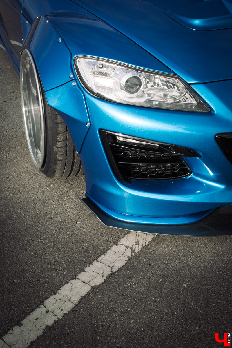 Mazda RX-8 - спортивная японская машина. Когда ее двери поднимаются вверх, она как будто взлетает. К тому же мощный двигатель позволяет ей даже при полной загрузке парить словно птица. В сегодняшнем тюнинг-обзоре о своем роскошном автомобиле нам рассказал Дмитрий Сорокин