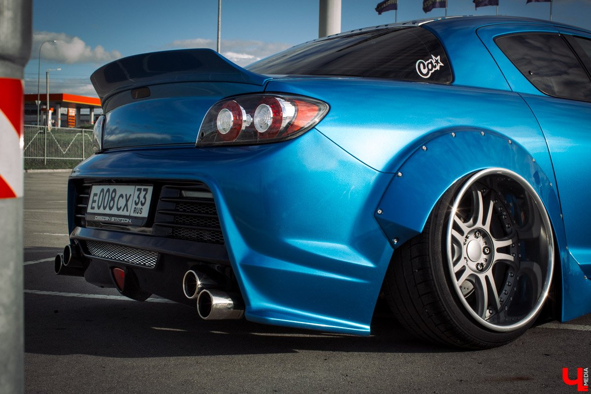 Mazda RX-8 - спортивная японская машина. Когда ее двери поднимаются вверх, она как будто взлетает. К тому же мощный двигатель позволяет ей даже при полной загрузке парить словно птица. В сегодняшнем тюнинг-обзоре о своем роскошном автомобиле нам рассказал Дмитрий Сорокин