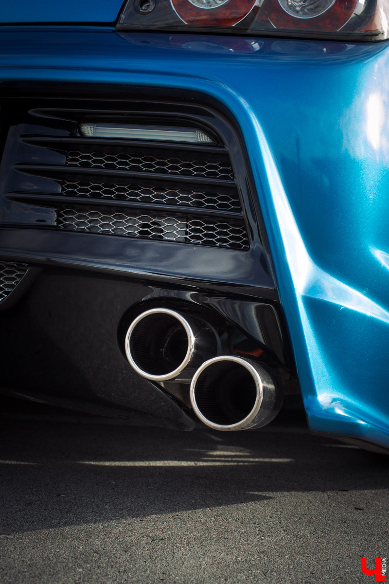 Mazda RX-8 - спортивная японская машина. Когда ее двери поднимаются вверх, она как будто взлетает. К тому же мощный двигатель позволяет ей даже при полной загрузке парить словно птица. В сегодняшнем тюнинг-обзоре о своем роскошном автомобиле нам рассказал Дмитрий Сорокин