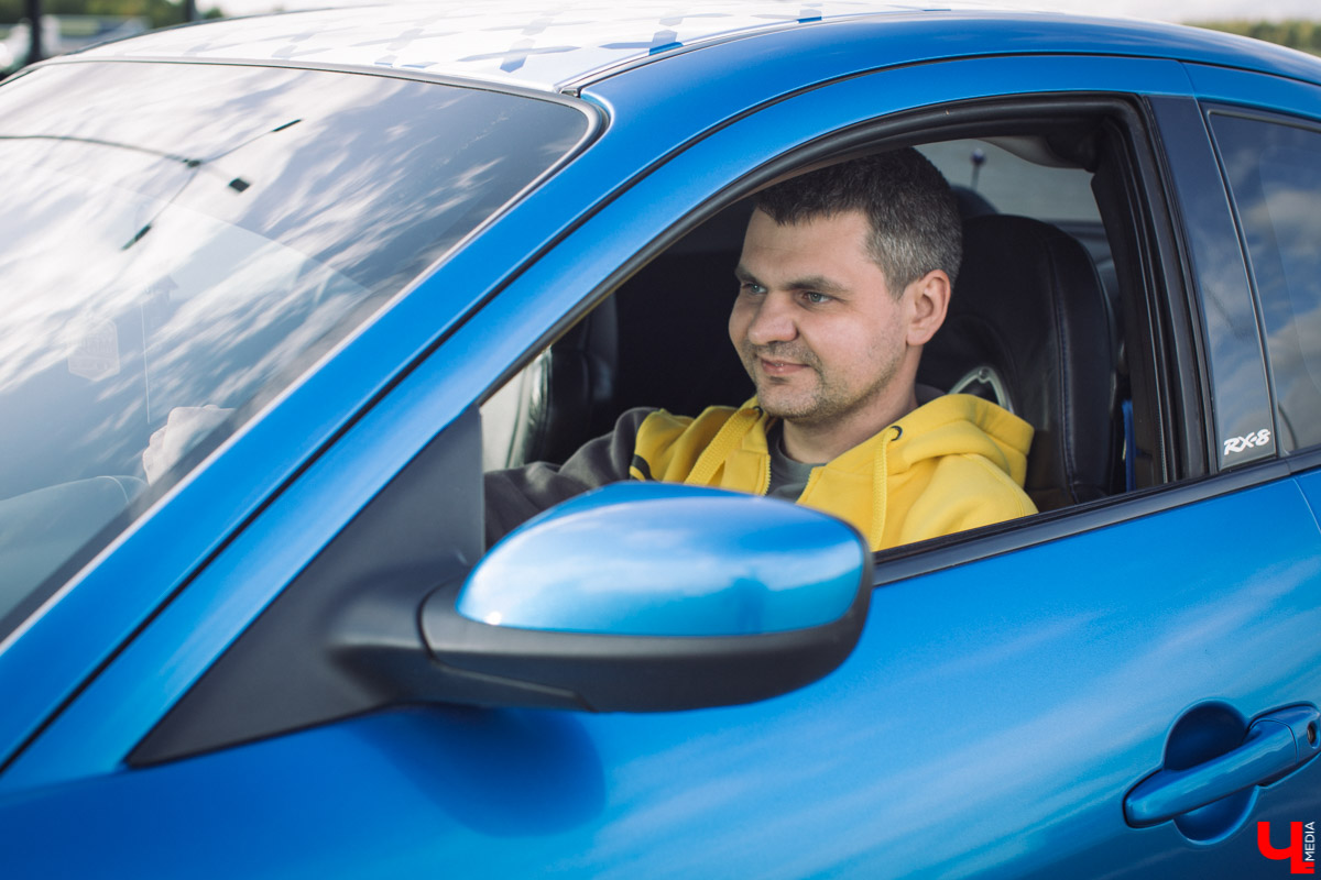 Mazda RX-8 - спортивная японская машина. Когда ее двери поднимаются вверх, она как будто взлетает. К тому же мощный двигатель позволяет ей даже при полной загрузке парить словно птица. В сегодняшнем тюнинг-обзоре о своем роскошном автомобиле нам рассказал Дмитрий Сорокин