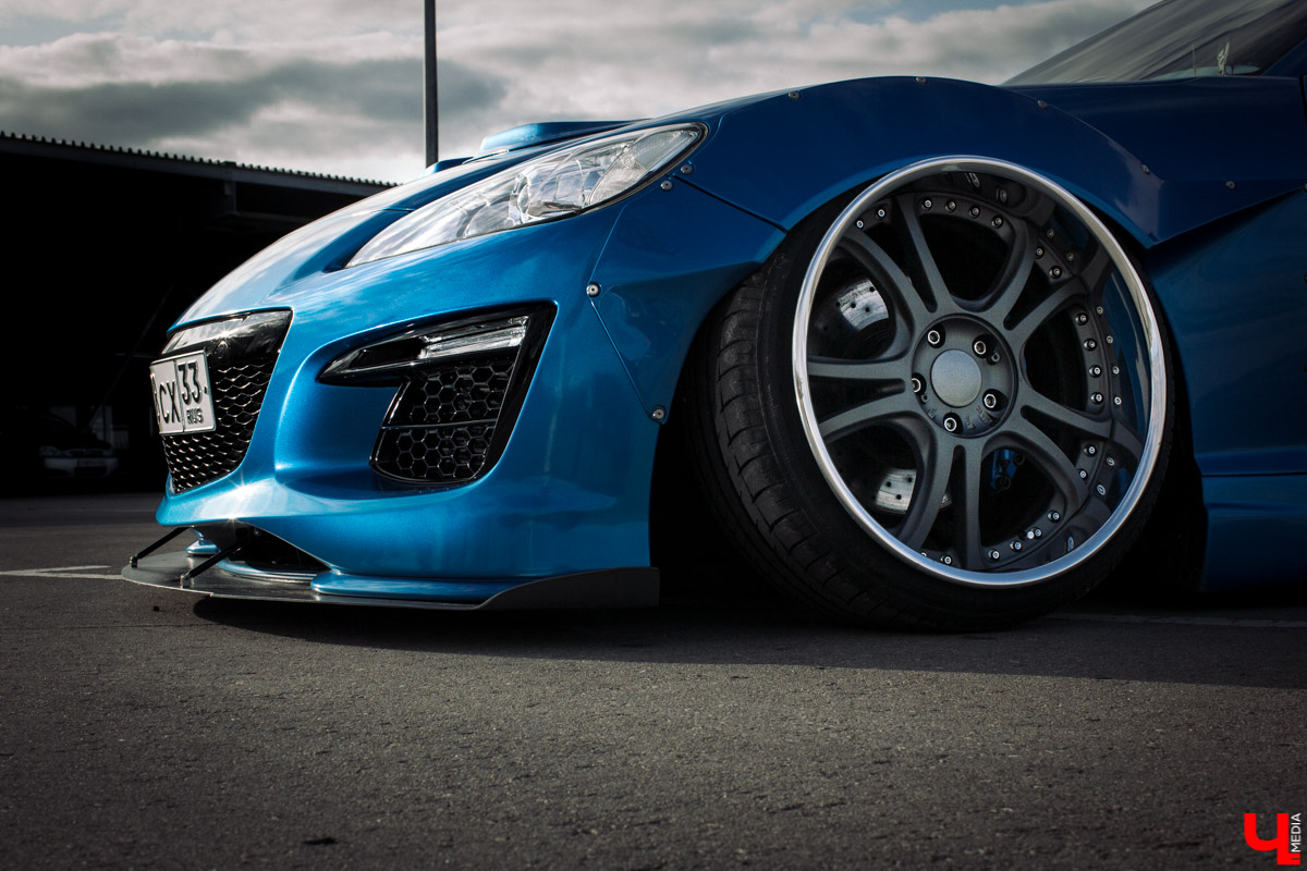 Mazda RX-8 - спортивная японская машина. Когда ее двери поднимаются вверх, она как будто взлетает. К тому же мощный двигатель позволяет ей даже при полной загрузке парить словно птица. В сегодняшнем тюнинг-обзоре о своем роскошном автомобиле нам рассказал Дмитрий Сорокин