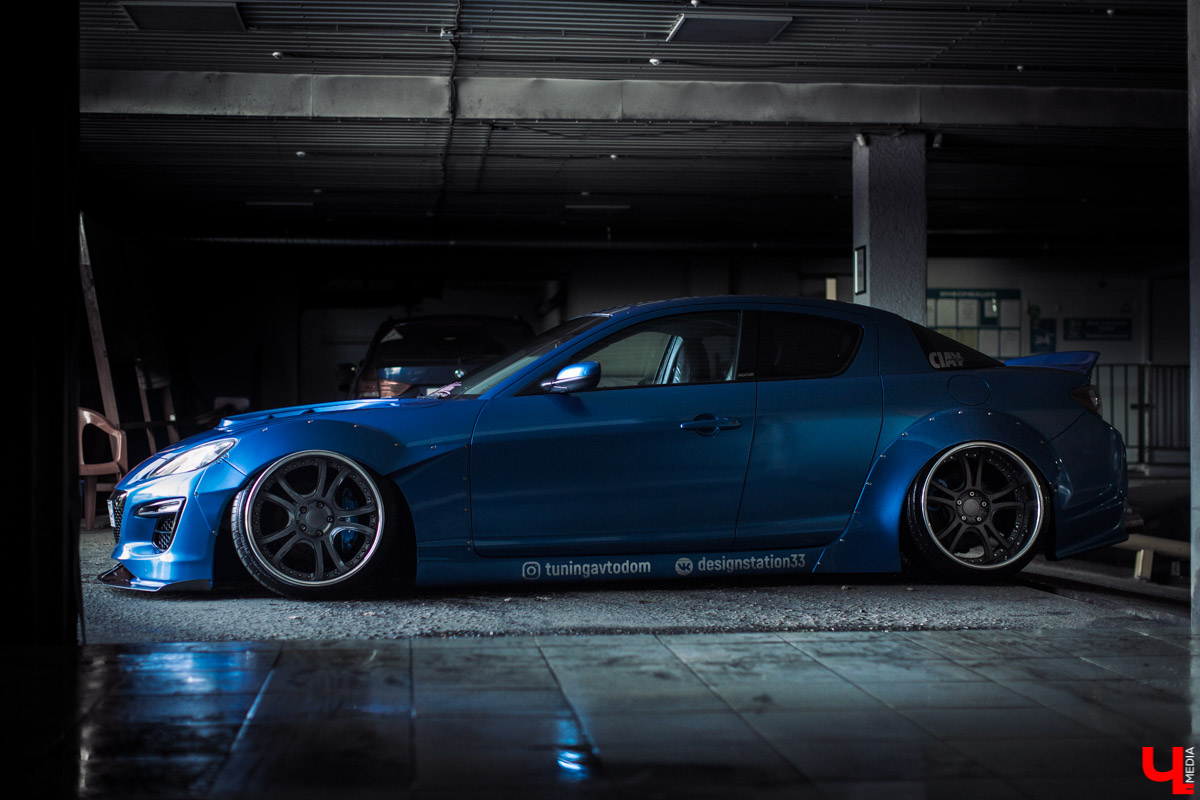 Mazda RX-8 - спортивная японская машина. Когда ее двери поднимаются вверх, она как будто взлетает. К тому же мощный двигатель позволяет ей даже при полной загрузке парить словно птица. В сегодняшнем тюнинг-обзоре о своем роскошном автомобиле нам рассказал Дмитрий Сорокин