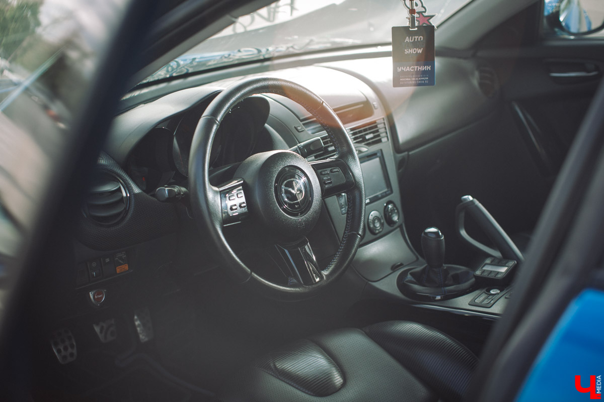 Mazda RX-8 - спортивная японская машина. Когда ее двери поднимаются вверх, она как будто взлетает. К тому же мощный двигатель позволяет ей даже при полной загрузке парить словно птица. В сегодняшнем тюнинг-обзоре о своем роскошном автомобиле нам рассказал Дмитрий Сорокин