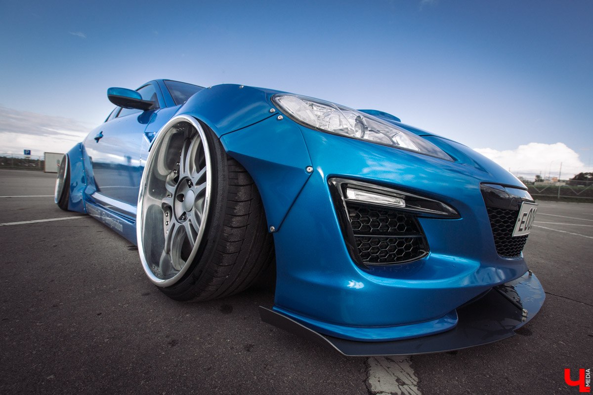 Mazda RX-8 - спортивная японская машина. Когда ее двери поднимаются вверх, она как будто взлетает. К тому же мощный двигатель позволяет ей даже при полной загрузке парить словно птица. В сегодняшнем тюнинг-обзоре о своем роскошном автомобиле нам рассказал Дмитрий Сорокин