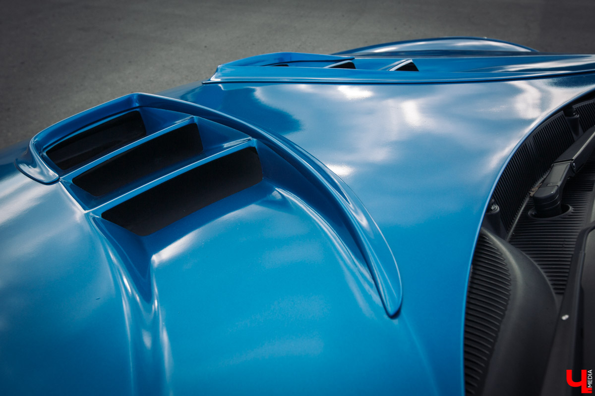 Mazda RX-8 - спортивная японская машина. Когда ее двери поднимаются вверх, она как будто взлетает. К тому же мощный двигатель позволяет ей даже при полной загрузке парить словно птица. В сегодняшнем тюнинг-обзоре о своем роскошном автомобиле нам рассказал Дмитрий Сорокин