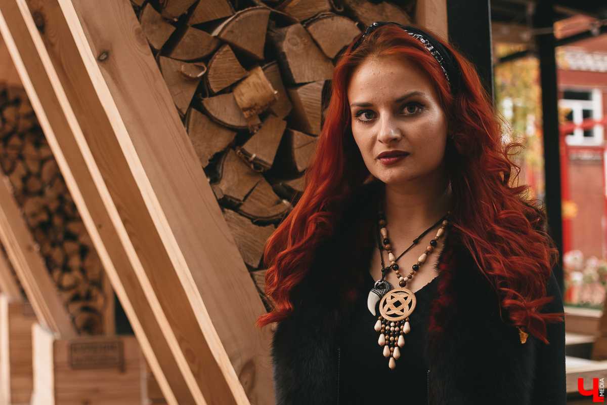 Этнический образ, образы маленькой ведьмы и неординарный преподавательницы по вокалу. Все это в себе легко совмещает владимирская фолк-певица Юлия Покачалова