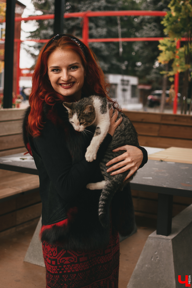 Этнический образ, образы маленькой ведьмы и неординарный преподавательницы по вокалу. Все это в себе легко совмещает владимирская фолк-певица Юлия Покачалова