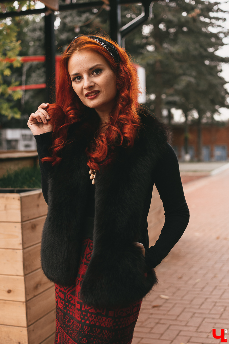 Этнический образ, образы маленькой ведьмы и неординарный преподавательницы по вокалу. Все это в себе легко совмещает владимирская фолк-певица Юлия Покачалова