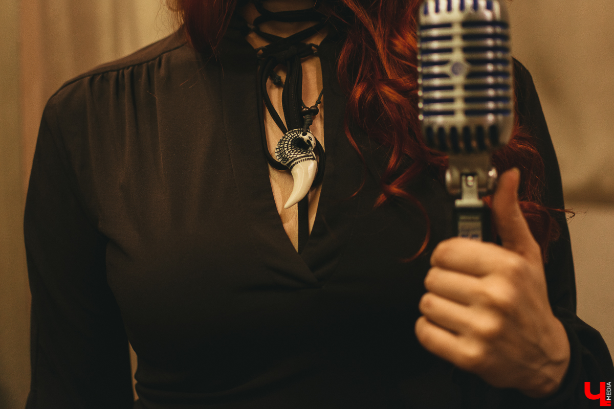 Этнический образ, образы маленькой ведьмы и неординарный преподавательницы по вокалу. Все это в себе легко совмещает владимирская фолк-певица Юлия Покачалова