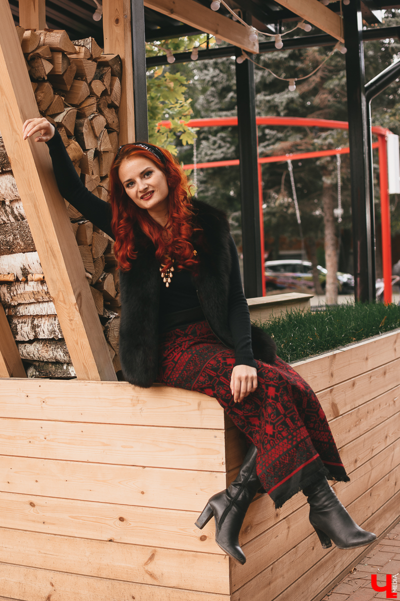 Этнический образ, образы маленькой ведьмы и неординарный преподавательницы по вокалу. Все это в себе легко совмещает владимирская фолк-певица Юлия Покачалова