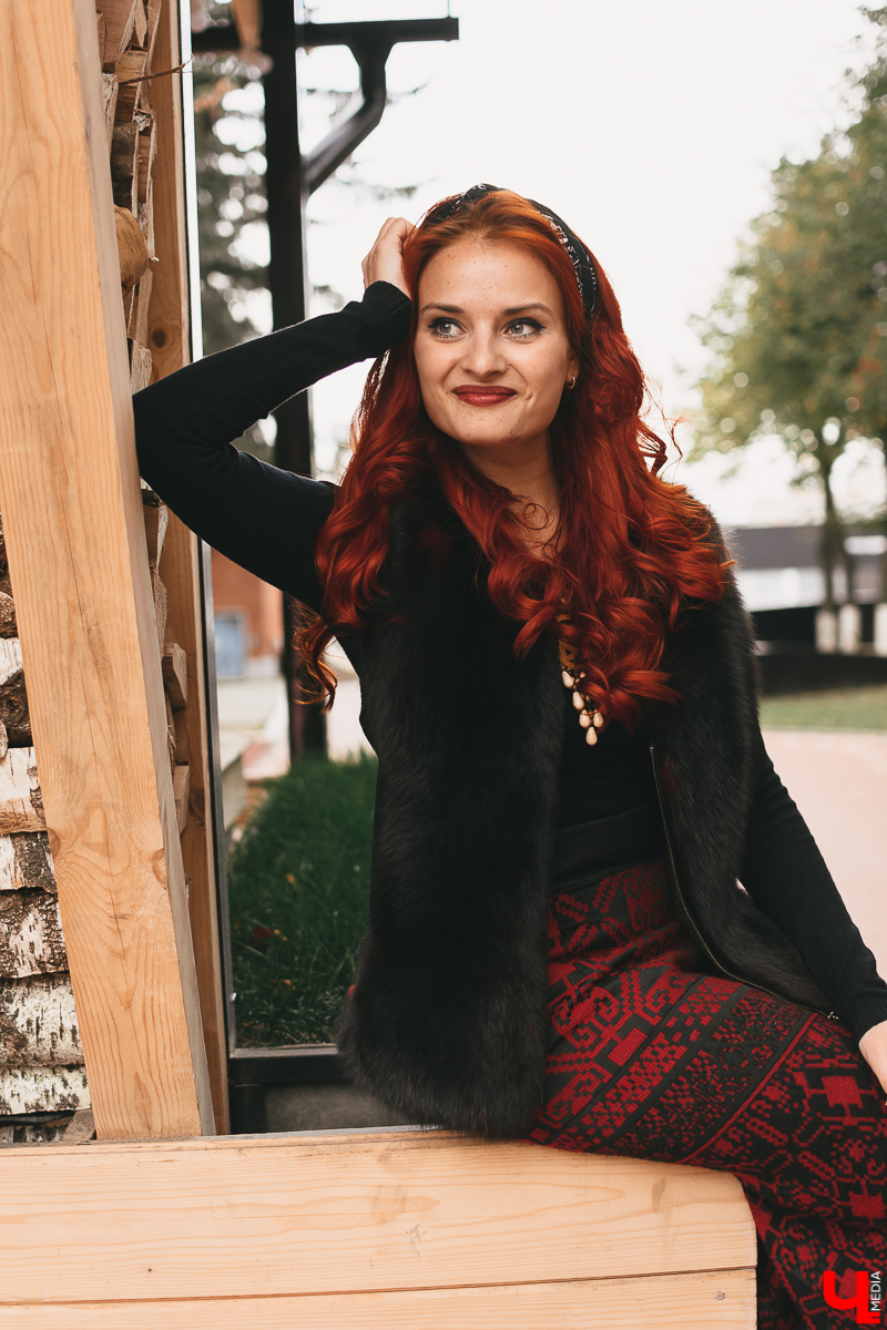 Этнический образ, образы маленькой ведьмы и неординарный преподавательницы по вокалу. Все это в себе легко совмещает владимирская фолк-певица Юлия Покачалова