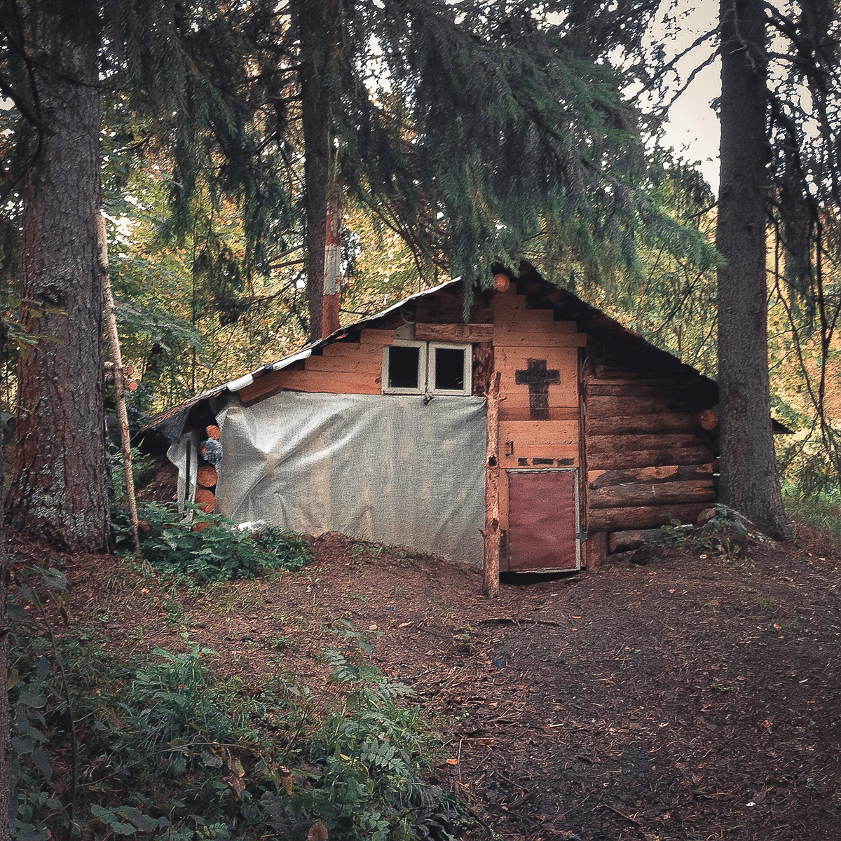 Эндуро - особая дисциплина в мотоспорте, выделяющаяся агрессивной ездой по бездорожью, лесам или специально оборудованным трассам. Во Владимире данное экстремальное течение продвигает Влад Тябин — фотограф и давний поклонник мото