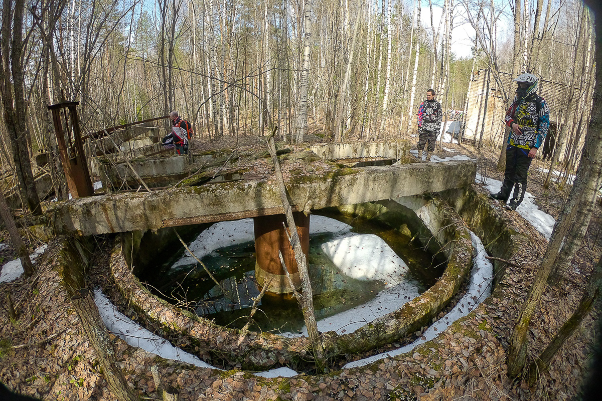 Эндуро - особая дисциплина в мотоспорте, выделяющаяся агрессивной ездой по бездорожью, лесам или специально оборудованным трассам. Во Владимире данное экстремальное течение продвигает Влад Тябин — фотограф и давний поклонник мото