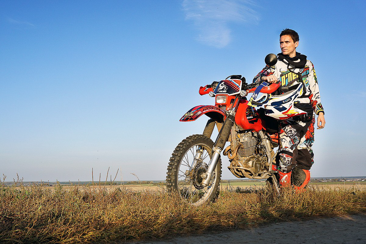 Эндуро - особая дисциплина в мотоспорте, выделяющаяся агрессивной ездой по бездорожью, лесам или специально оборудованным трассам. Во Владимире данное экстремальное течение продвигает Влад Тябин — фотограф и давний поклонник мото