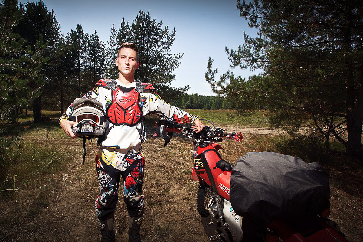 Эндуро - особая дисциплина в мотоспорте, выделяющаяся агрессивной ездой по бездорожью, лесам или специально оборудованным трассам. Во Владимире данное экстремальное течение продвигает Влад Тябин — фотограф и давний поклонник мото