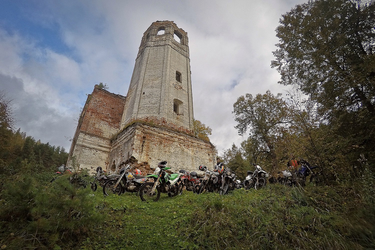 Эндуро - особая дисциплина в мотоспорте, выделяющаяся агрессивной ездой по бездорожью, лесам или специально оборудованным трассам. Во Владимире данное экстремальное течение продвигает Влад Тябин — фотограф и давний поклонник мото