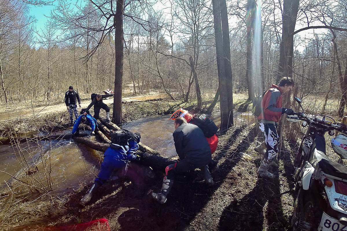 Эндуро - особая дисциплина в мотоспорте, выделяющаяся агрессивной ездой по бездорожью, лесам или специально оборудованным трассам. Во Владимире данное экстремальное течение продвигает Влад Тябин — фотограф и давний поклонник мото