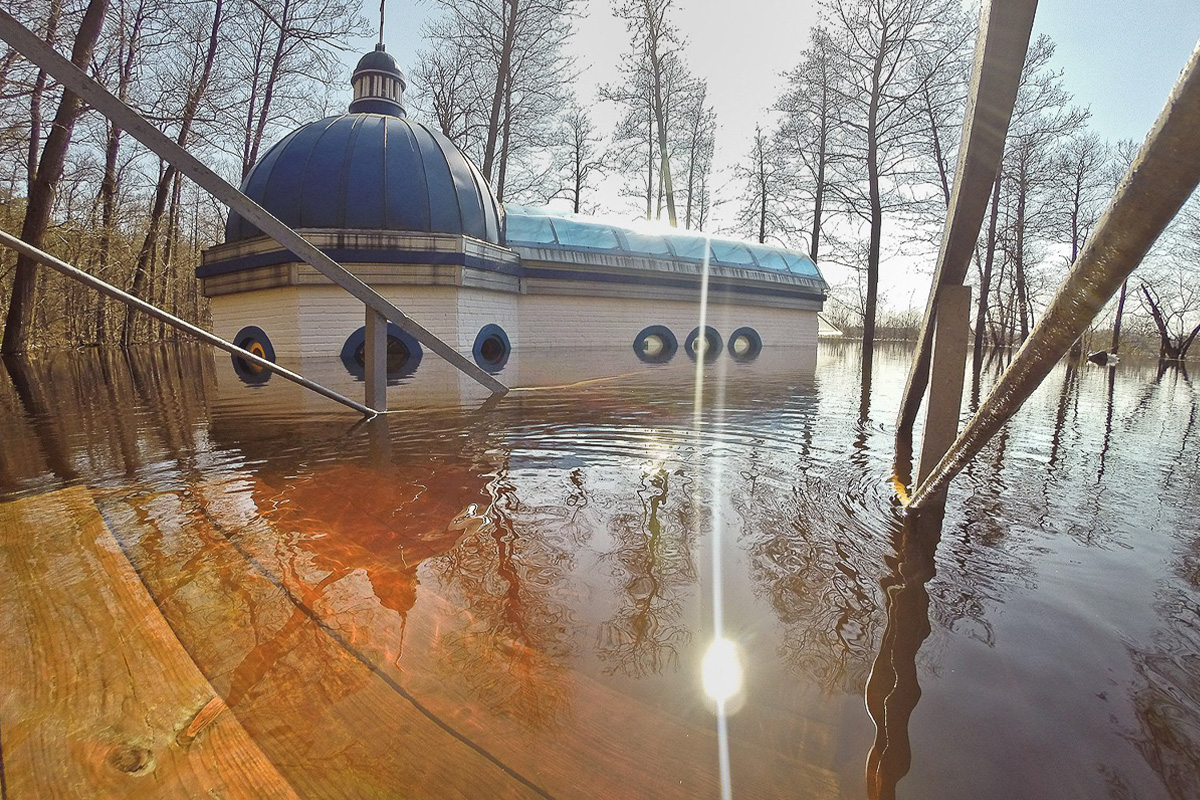 Эндуро - особая дисциплина в мотоспорте, выделяющаяся агрессивной ездой по бездорожью, лесам или специально оборудованным трассам. Во Владимире данное экстремальное течение продвигает Влад Тябин — фотограф и давний поклонник мото