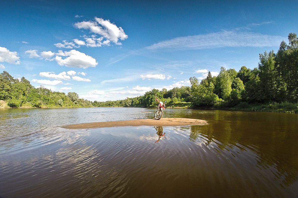 Эндуро - особая дисциплина в мотоспорте, выделяющаяся агрессивной ездой по бездорожью, лесам или специально оборудованным трассам. Во Владимире данное экстремальное течение продвигает Влад Тябин — фотограф и давний поклонник мото