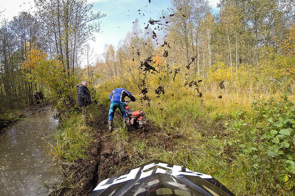 Эндуро - особая дисциплина в мотоспорте, выделяющаяся агрессивной ездой по бездорожью, лесам или специально оборудованным трассам. Во Владимире данное экстремальное течение продвигает Влад Тябин — фотограф и давний поклонник мото