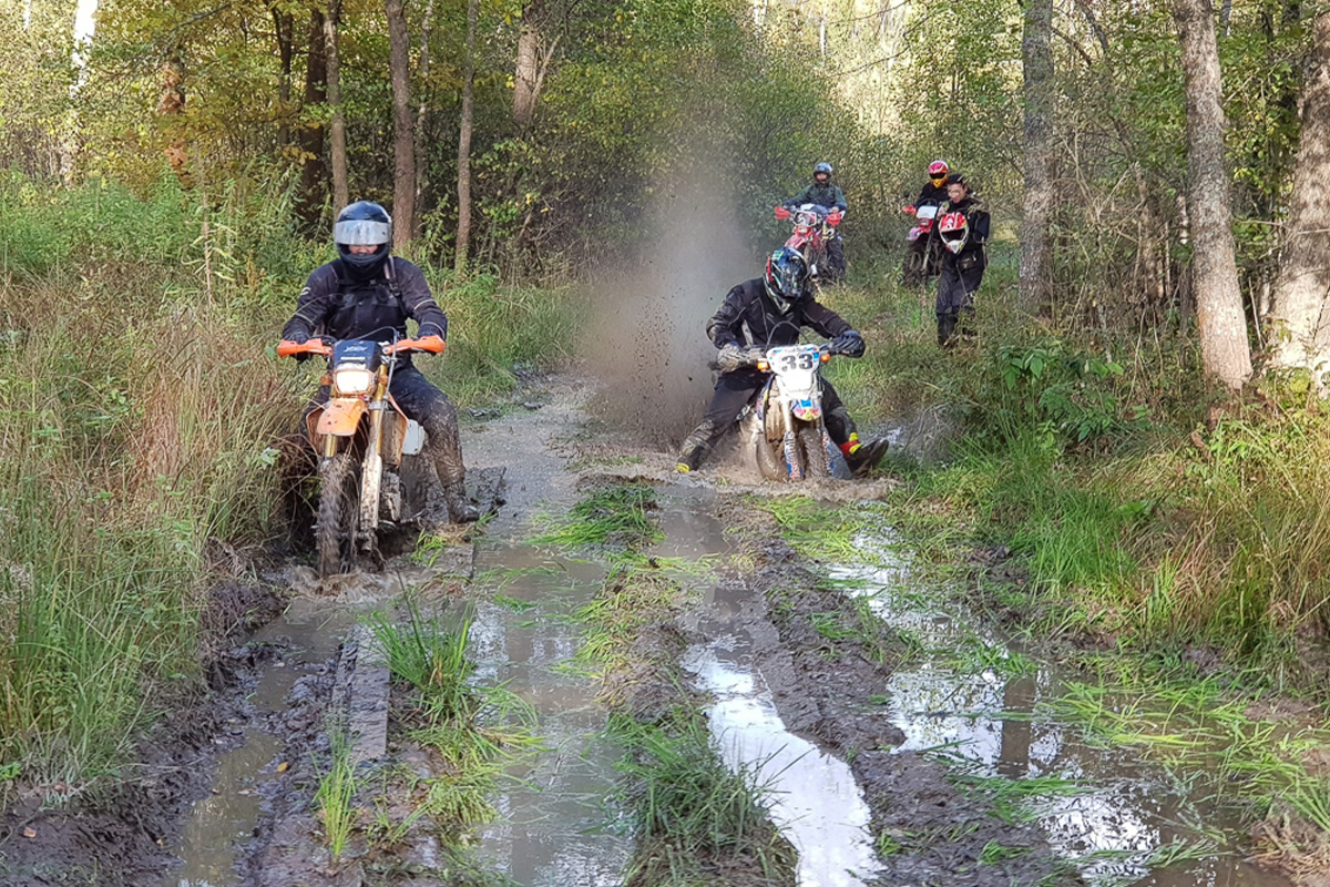Эндуро - особая дисциплина в мотоспорте, выделяющаяся агрессивной ездой по бездорожью, лесам или специально оборудованным трассам. Во Владимире данное экстремальное течение продвигает Влад Тябин — фотограф и давний поклонник мото