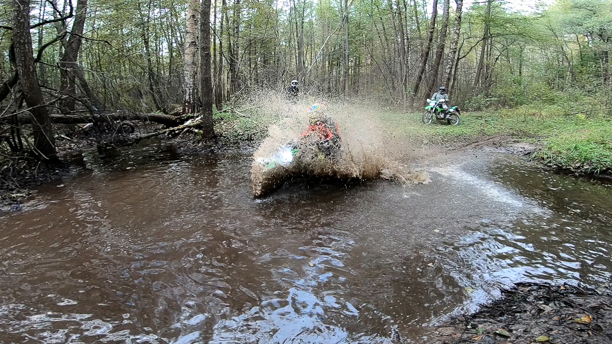 Эндуро - особая дисциплина в мотоспорте, выделяющаяся агрессивной ездой по бездорожью, лесам или специально оборудованным трассам. Во Владимире данное экстремальное течение продвигает Влад Тябин — фотограф и давний поклонник мото