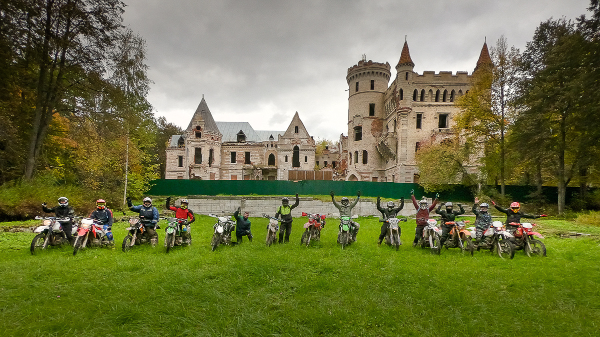 Эндуро - особая дисциплина в мотоспорте, выделяющаяся агрессивной ездой по бездорожью, лесам или специально оборудованным трассам. Во Владимире данное экстремальное течение продвигает Влад Тябин — фотограф и давний поклонник мото