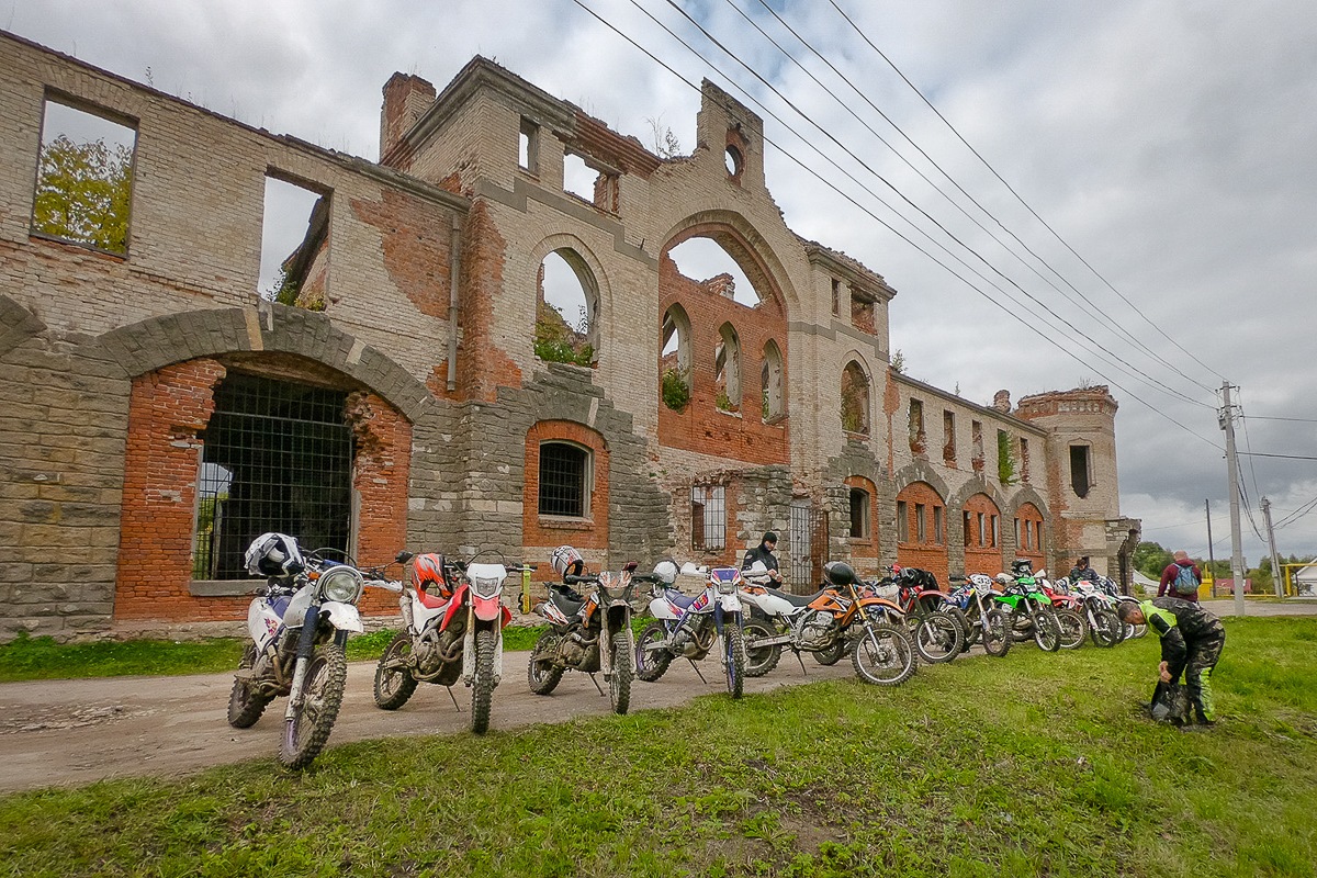 Эндуро - особая дисциплина в мотоспорте, выделяющаяся агрессивной ездой по бездорожью, лесам или специально оборудованным трассам. Во Владимире данное экстремальное течение продвигает Влад Тябин — фотограф и давний поклонник мото