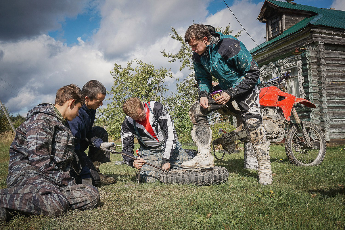 Эндуро - особая дисциплина в мотоспорте, выделяющаяся агрессивной ездой по бездорожью, лесам или специально оборудованным трассам. Во Владимире данное экстремальное течение продвигает Влад Тябин — фотограф и давний поклонник мото