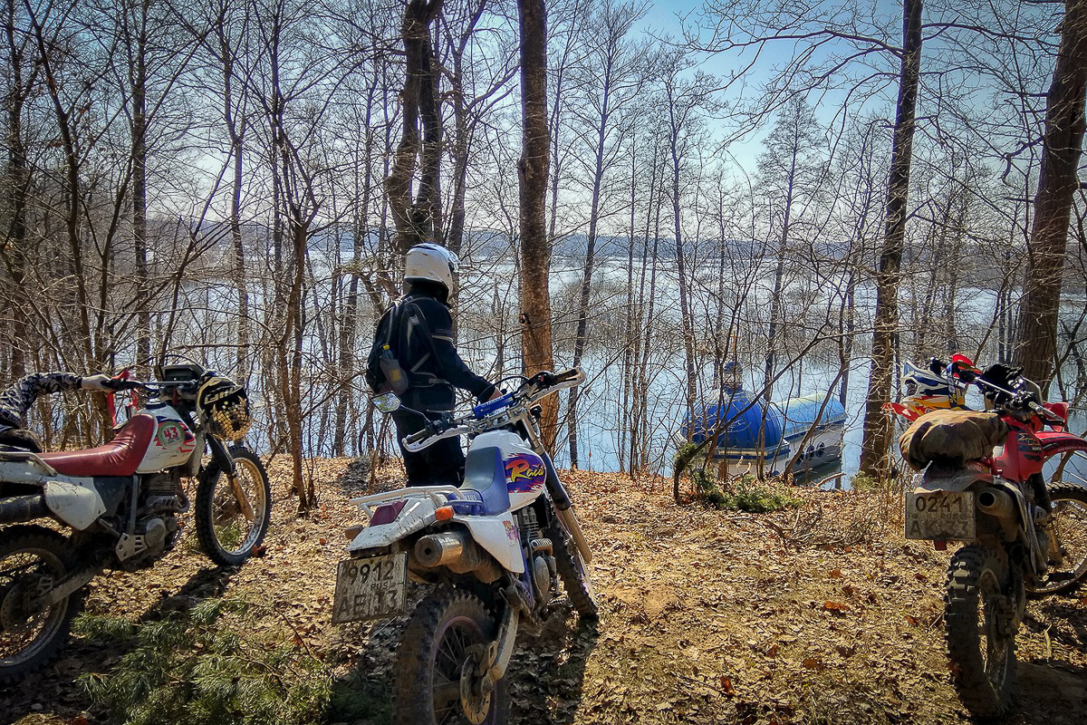Эндуро - особая дисциплина в мотоспорте, выделяющаяся агрессивной ездой по бездорожью, лесам или специально оборудованным трассам. Во Владимире данное экстремальное течение продвигает Влад Тябин — фотограф и давний поклонник мото