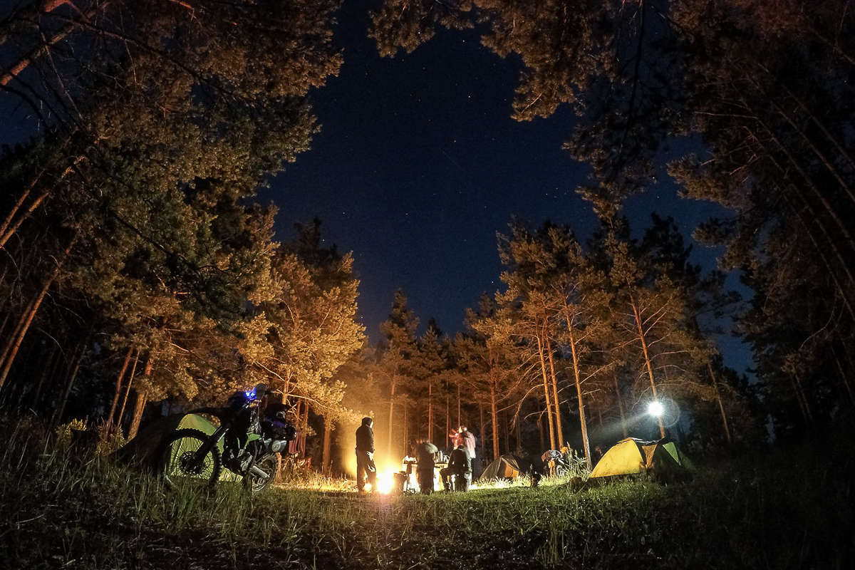 Эндуро - особая дисциплина в мотоспорте, выделяющаяся агрессивной ездой по бездорожью, лесам или специально оборудованным трассам. Во Владимире данное экстремальное течение продвигает Влад Тябин — фотограф и давний поклонник мото
