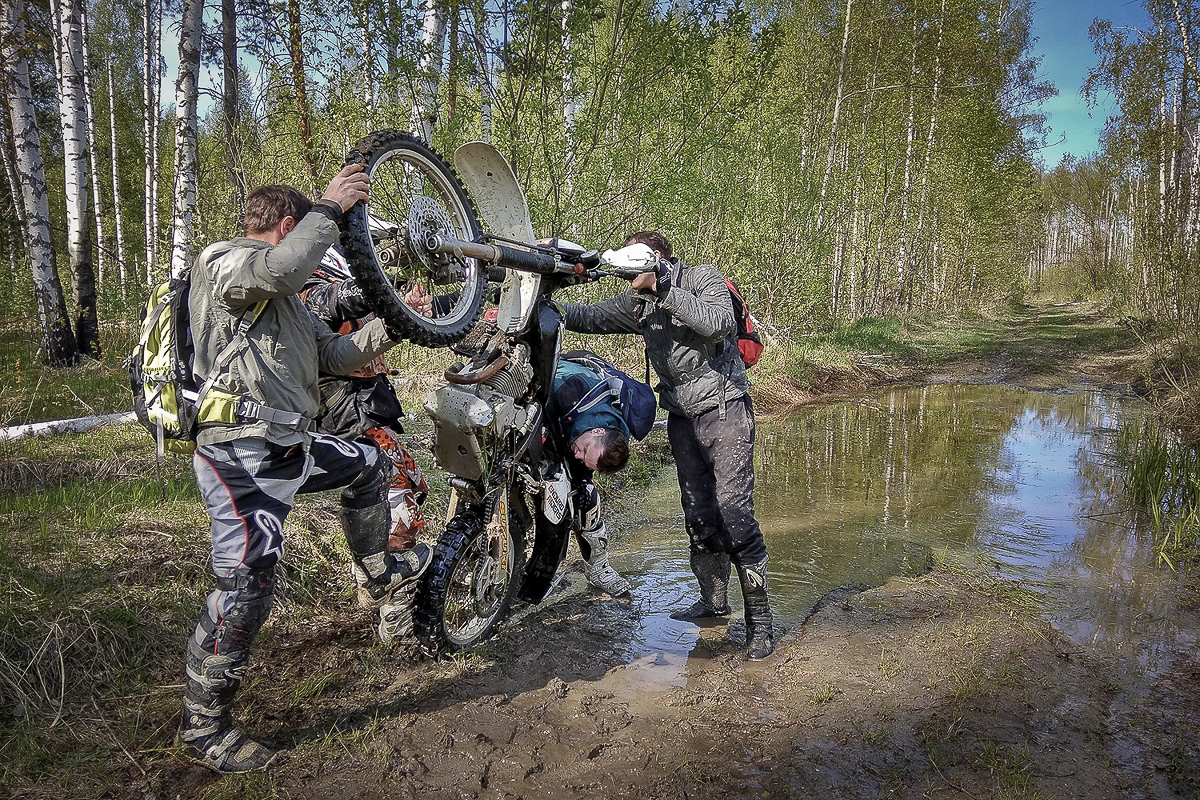 Эндуро - особая дисциплина в мотоспорте, выделяющаяся агрессивной ездой по бездорожью, лесам или специально оборудованным трассам. Во Владимире данное экстремальное течение продвигает Влад Тябин — фотограф и давний поклонник мото