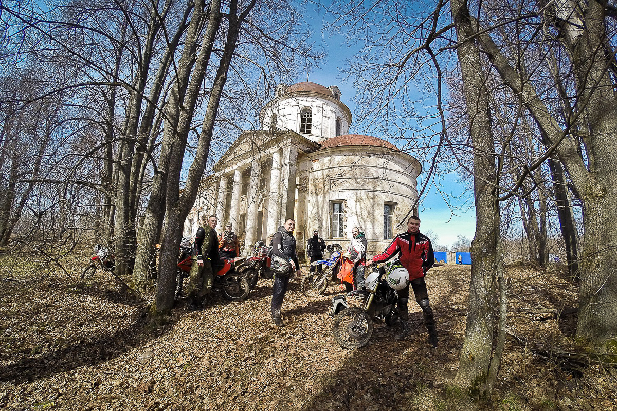 Эндуро - особая дисциплина в мотоспорте, выделяющаяся агрессивной ездой по бездорожью, лесам или специально оборудованным трассам. Во Владимире данное экстремальное течение продвигает Влад Тябин — фотограф и давний поклонник мото