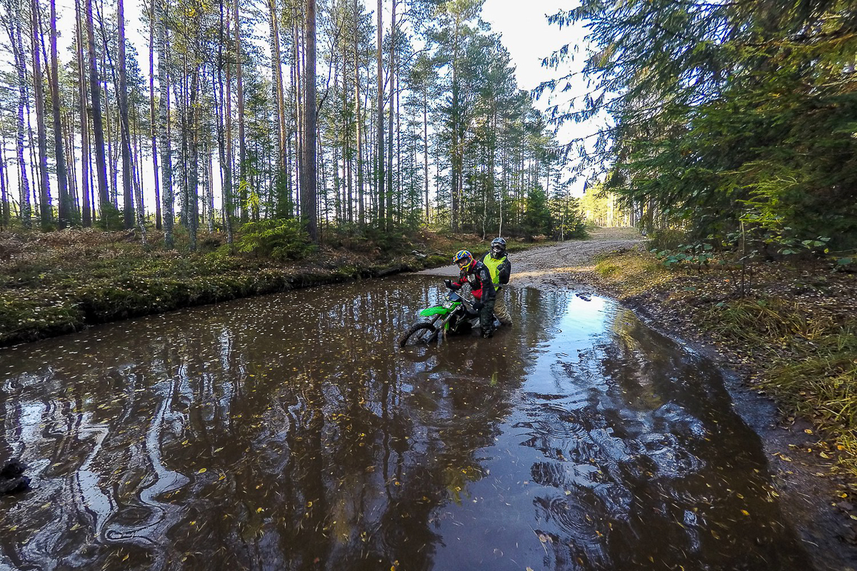 Эндуро - особая дисциплина в мотоспорте, выделяющаяся агрессивной ездой по бездорожью, лесам или специально оборудованным трассам. Во Владимире данное экстремальное течение продвигает Влад Тябин — фотограф и давний поклонник мото