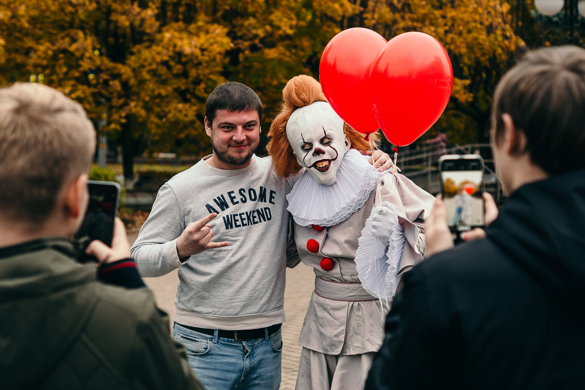 Люди выходят с показа фильма «ОНО» и видят самого настоящего Пеннивайза, который прыгает, злобно хихикает и протягивает красный шар, готовясь откусить руку...