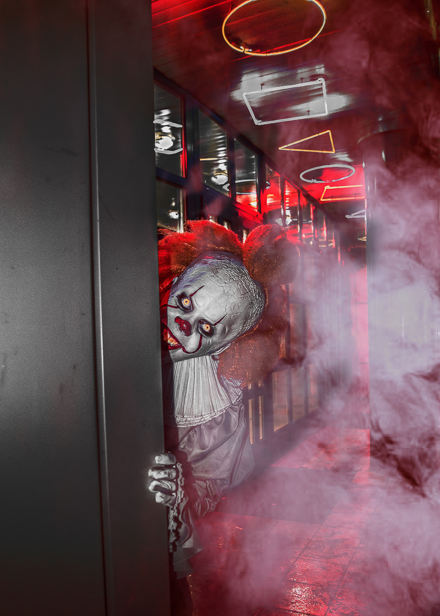 Люди выходят с показа фильма «ОНО» и видят самого настоящего Пеннивайза, который прыгает, злобно хихикает и протягивает красный шар, готовясь откусить руку...